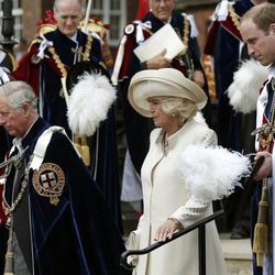 El Príncipe Carlos, la Duquesa de Cornualles y el Príncipe Guillermo en la ceremonia de la Orden de la Jarretera 2015