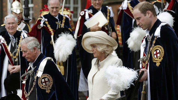 El Príncipe Carlos, la Duquesa de Cornualles y el Príncipe Guillermo en la ceremonia de la Orden de la Jarretera 2015