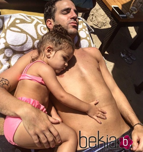 Cesc Fàbregas toma el sol con su hija Lia