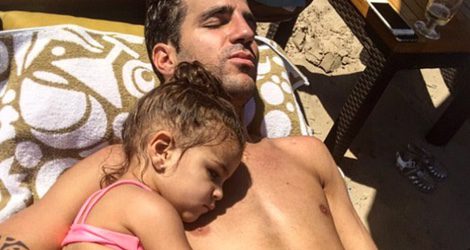 Cesc Fàbregas toma el sol con su hija Lia
