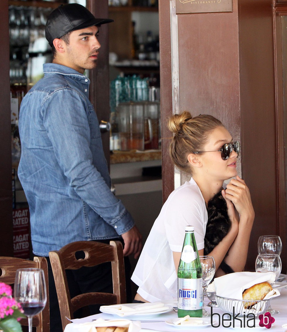 Joe Jonas y Gigi Hadid en un restaurante en California