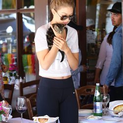 Gigi Hadid con su gatito en una comida con Joe Jonas en California