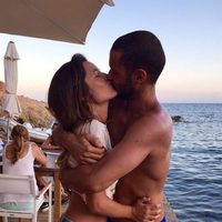 Mario Suárez y Malena Costa comienzan sus vacaciones de verano besándose en Mallorca