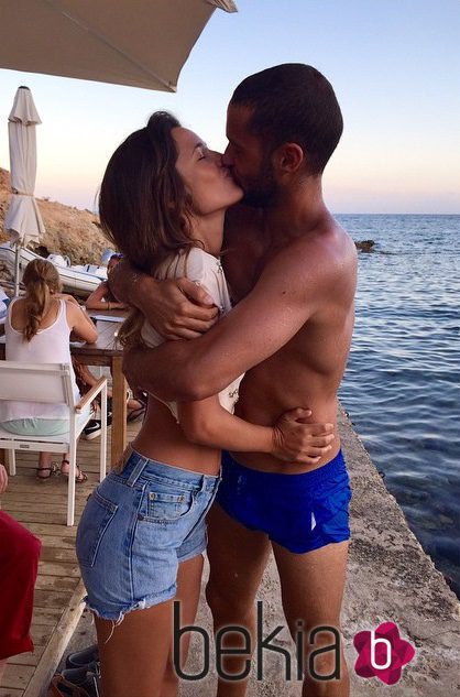 Mario Suárez y Malena Costa comienzan sus vacaciones de verano besándose en Mallorca