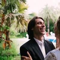 Jessica Bueno y Jota Peleteiro riéndose el día de su boda