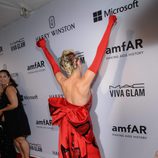 Miley Cyrus mostrando la parte trasera de su vestido en la gala amfAR Inspiration de Nueva York 2015