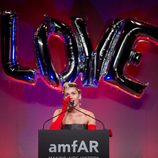 Miley Cyrus muy emocionada recogiendo su premio en la gala amfAR Inspiration de Nueva York 2015