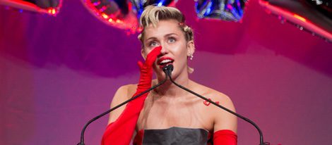 Miley Cyrus muy emocionada recogiendo su premio en la gala amfAR Inspiration de Nueva York 2015