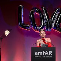 Miley Cyrus agradeciendo su galardón en la gala amfAR Inspiration de Nueva York 2015