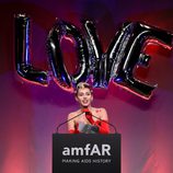 Miley Cyrus agradeciendo su galardón en la gala amfAR Inspiration de Nueva York 2015