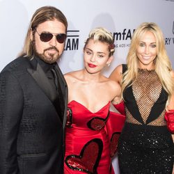Miley Cyrus con sus padres en la gala amfAR Inspiration de Nueva York 2015