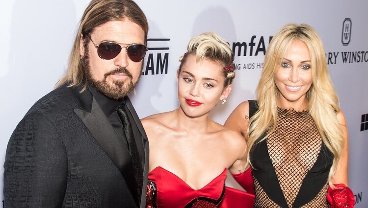 Miley Cyrus con sus padres en la gala amfAR Inspiration de Nueva York 2015
