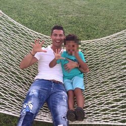 Cristiano Ronaldo con su hijo Cristiano Ronaldo Jr por su quinto cumpleaños