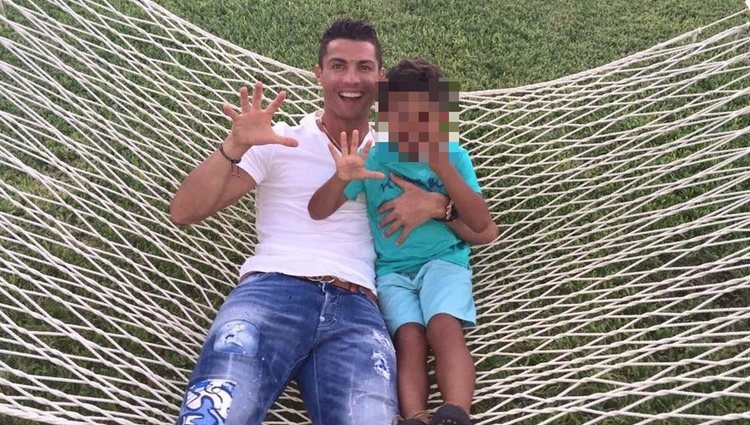 Cristiano Ronaldo con su hijo Cristiano Ronaldo Jr por su quinto cumpleaños