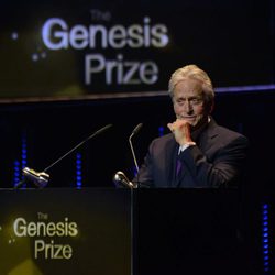 Michael Douglas muy emocionado al recibir el Premio Génesis, el 'Nobel Judío'