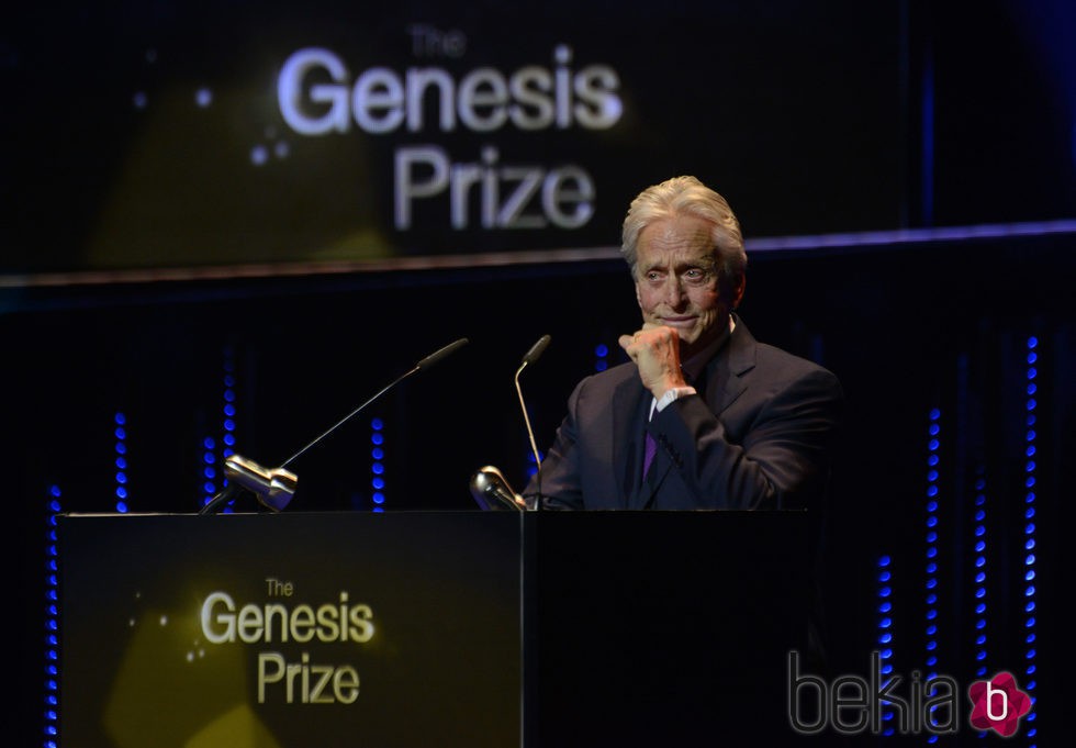 Michael Douglas muy emocionado al recibir el Premio Génesis, el 'Nobel Judío'