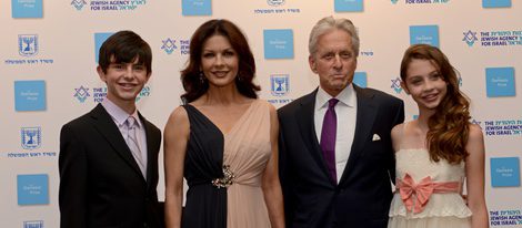 Michael Douglas con Catherine Zeta-Jonas y sus hijos Dylan y Carys en la entrega del 'Nobel Judío'