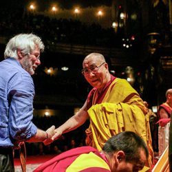 Richard Gere saluda al Dalai Lama durante una conferencia espiritual Nueva York