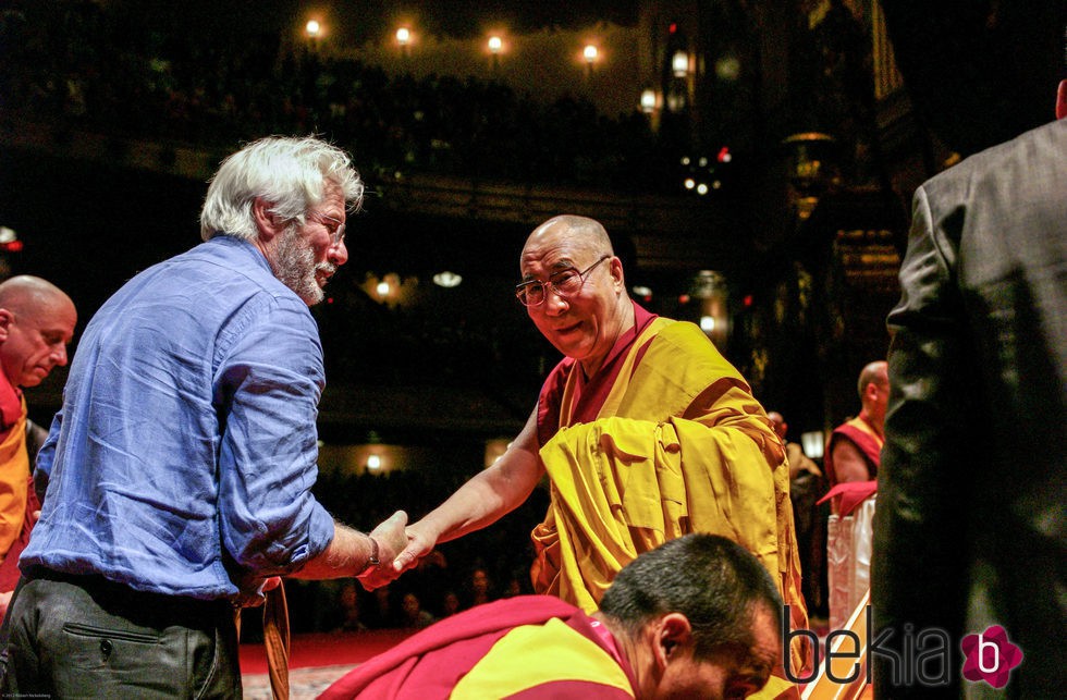 Richard Gere saluda al Dalai Lama durante una conferencia espiritual Nueva York