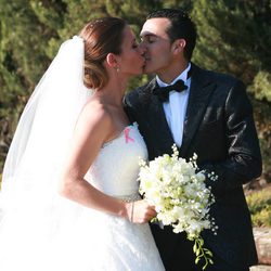 Pedro Rodríguez y Carolina Martín se besan en su boda