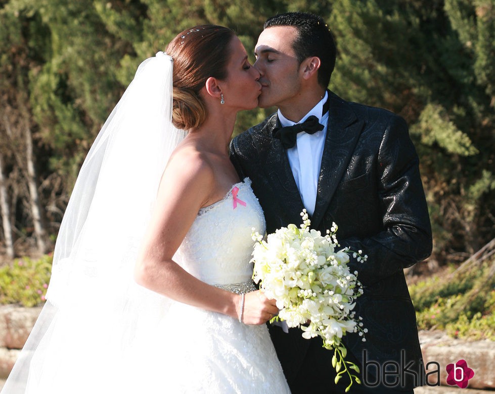 Pedro Rodríguez y Carolina Martín se besan en su boda