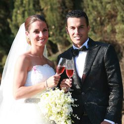 Pedro Rodríguez y Carolina Martín brindando en su boda