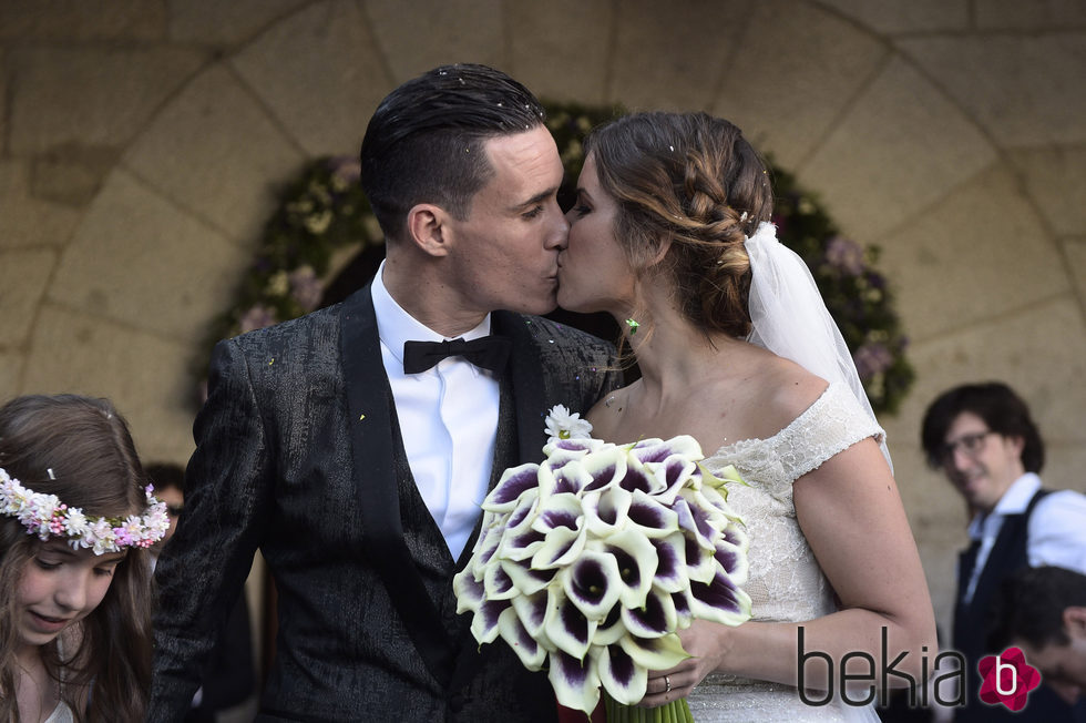 José Callejón y Marta Ponsati se besan tras haberse casado