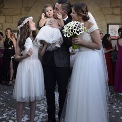 José Callejón y Marta Ponsati posan con sus hijas el día de su boda