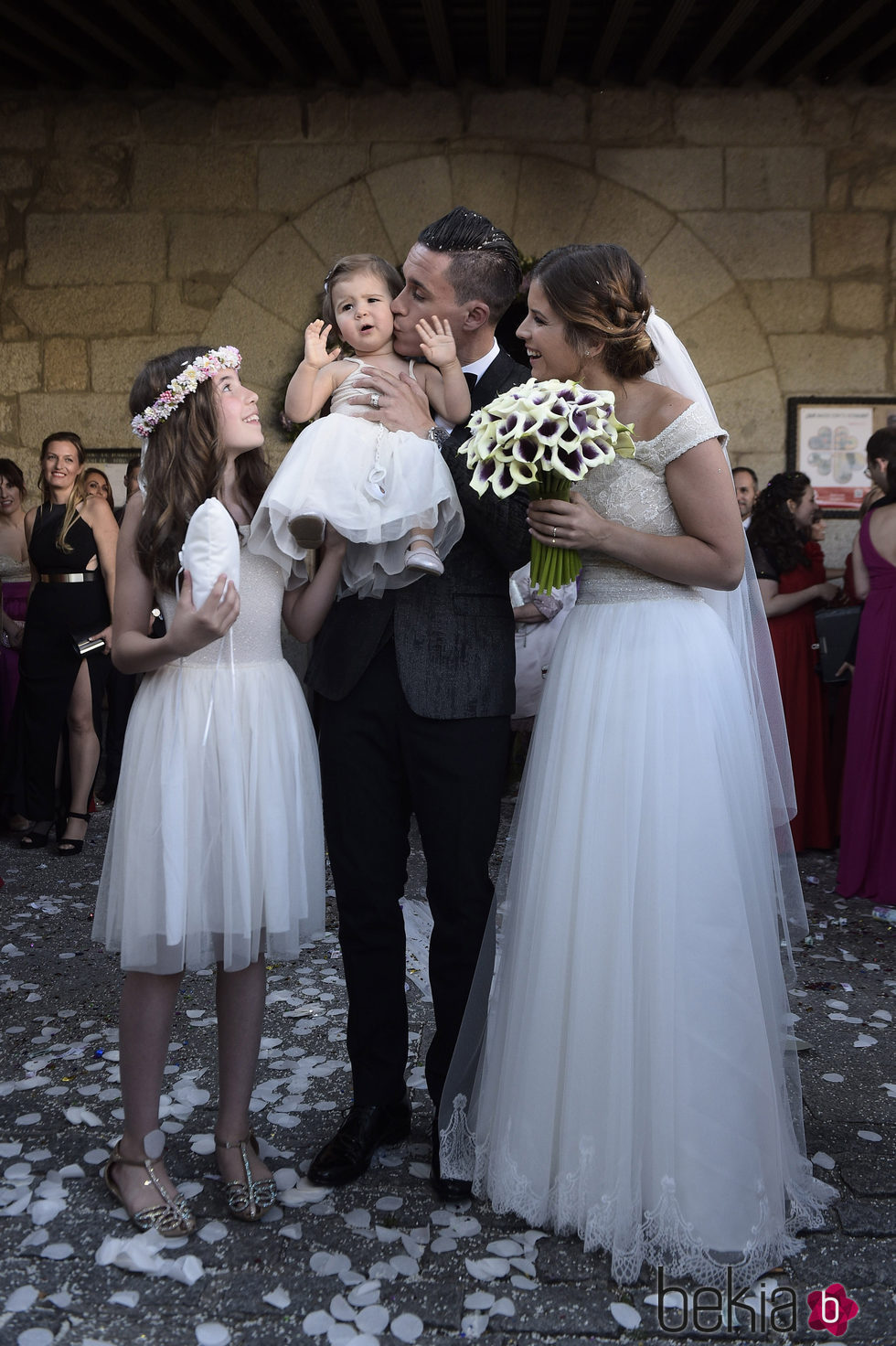 José Callejón y Marta Ponsati posan con sus hijas el día de su boda