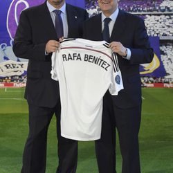 Rafa Benítez con Florentino Pérez en su presentación como entrenador del Real Madrid