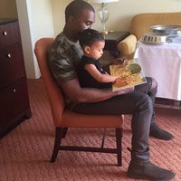 Kanye West lee un cuento con su hija North West