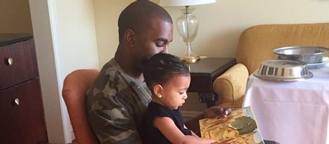 Kanye West lee un cuento con su hija North West
