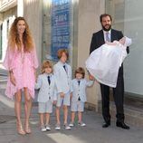 Borja Thyssen y Blanca Cuesta con sus cuatro hijos en el bautizo de Kala Thyssen