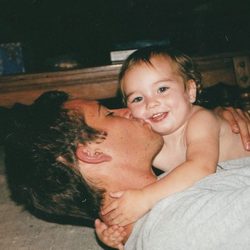 Paul Walker besa a su hija Meadow cuando era un bebé