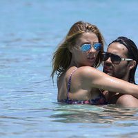 Elisabeth Reyes y Sergio Sánchez bañándose juntos en Ibiza