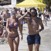 Elisabeth Reyes en bikini y Sergio Sánchez con el torso desnudo en Ibiza
