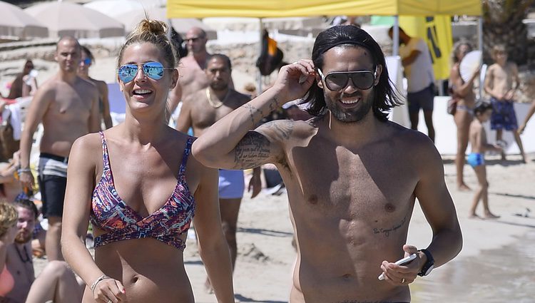 Elisabeth Reyes en bikini y Sergio Sánchez con el torso desnudo en Ibiza