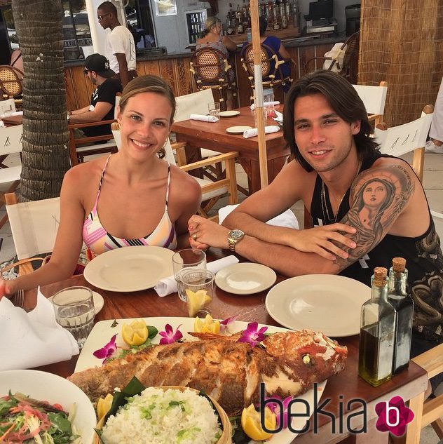 Jessica Bueno y Jota Peleteiro disfrutando de una romántica comida durante su luna de miel en Miami