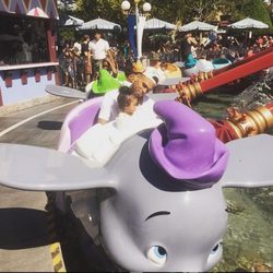 Chris Brown y su hija Royalty en Disneyland