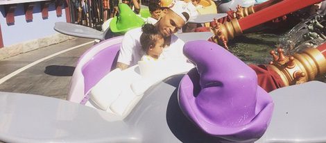 Chris Brown y su hija Royalty en Disneyland