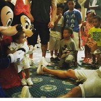 Chris Brown y su hija Royalty en Disneyland con Mickey y Minnie