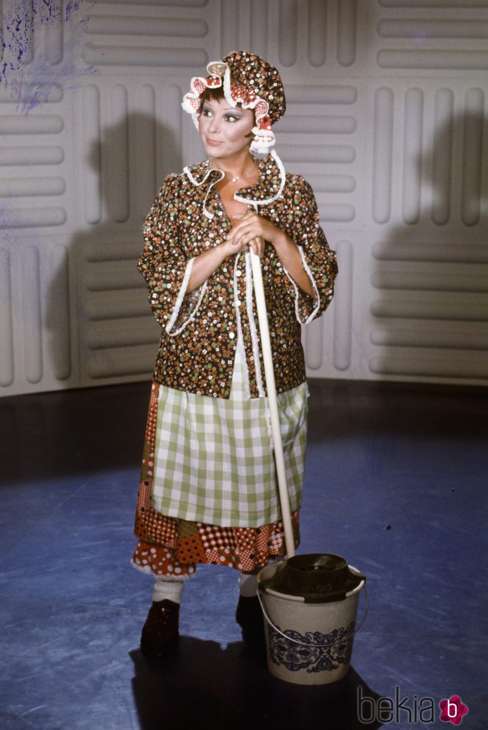 Marujita Díaz vestida de señora de la limpieza en un programa de televisión en 1975