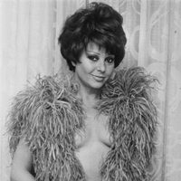 Marujita Díaz en topless en un posado de 1977