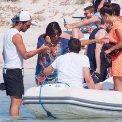 Cesc Fàbregas ayuda a Daniella Semaan a subir a una lancha en Formentera