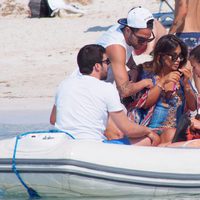 Cesc Fàbregas y Daniella Semaan en una lancha en Formentera