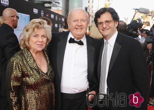 Dick Van Patten junto a su mujer Patricia Van Patten y el actor Ben Mankiewicz en el triburo a Mel Brooks
