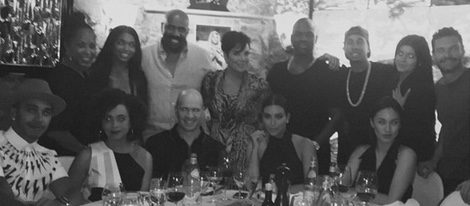 Kim Kardashian cenando con amigos y familiares en Cannes Lions Festival