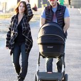 Jennifer Love Hewitt y Brian Hallisay pasean con su hija Autumn por Santa Monica