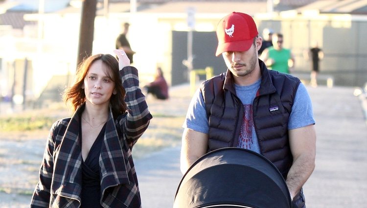 Jennifer Love Hewitt y Brian Hallisay pasean con su hija Autumn por Santa Monica