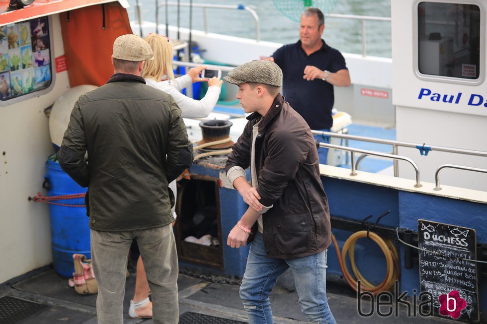 David Beckham y su hijo Brooklyn Beckham pescando en la costa de Dosert
